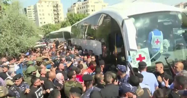 أول حافلة من أصل 38 تقل أسرى فلسطينيين مفرج عنهم تعبر إلى غزة