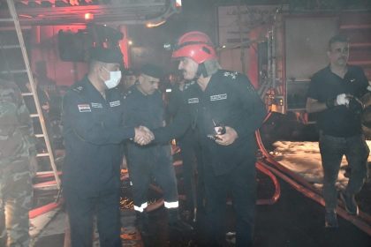 إخماد حريق اندلع داخل مخزن للأثاث في منطقة الكرادة وسط بغداد