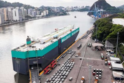 الصين تبدأ فرض رسوم الموانئ على السفن الأمريكية