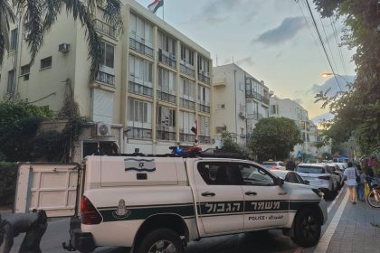 الشرطة الإسرائيلية تطلق النار على سيارة مشبوهة قرب السفارة المصرية في تل أبيب