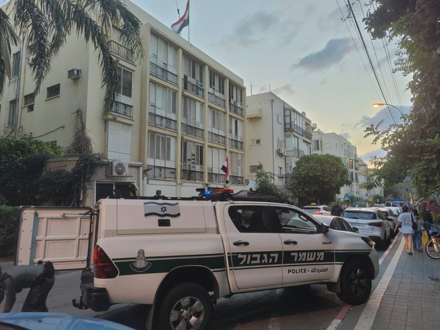 الشرطة الإسرائيلية تطلق النار على سيارة مشبوهة قرب السفارة المصرية في تل أبيب