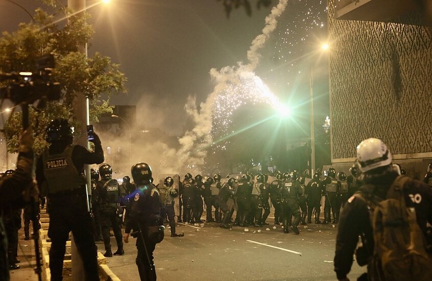 البيرو.. إعلان حالة الطوارئ في ليما بعد مقتل متظاهر واحتجاجات عنيفة ضد الرئيس الجديد