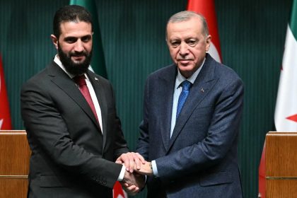 "بلومبيرغ": تركيا تخطط لتزويد سوريا بالأسلحة وتسعى لاتفاق أوسع بشأن الأكراد