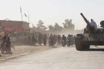 رويترز: أفغانستان وباكستان تمددان وقف النار وتتفاوضان بالدوحة