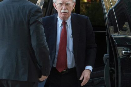 مستشار ترامب السابق جون بولتون يسلم نفسه وينفي تسريبه معلومات سرية