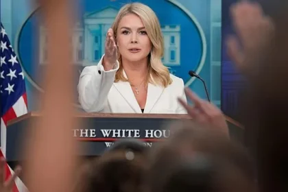 رد صادم لمتحدثة البيت الأبيض على صحفي: "أمك حددت مكان لقاء ترامب وبوتين"