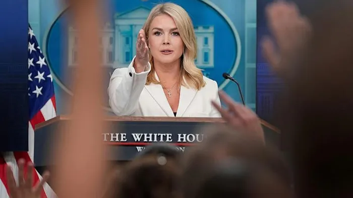 رد صادم لمتحدثة البيت الأبيض على صحفي: "أمك حددت مكان لقاء ترامب وبوتين"