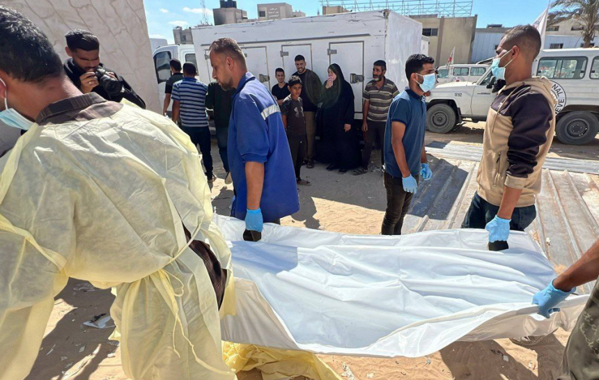 علامات تعذيب وتنكيل.. إسرائيل تفرج عن 15 جثمانا من غزة