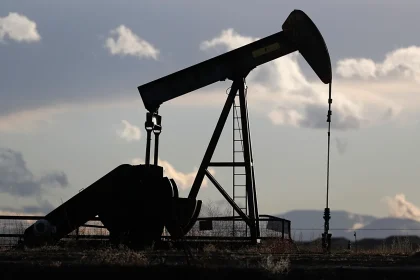 النفط يحافظ على مكاسبه الأسبوعية رغم تراجعه اليوم وبرميل برنت فوق 65 دولاراً