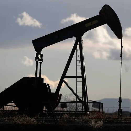 النفط يحافظ على مكاسبه الأسبوعية رغم تراجعه اليوم وبرميل برنت فوق 65 دولاراً