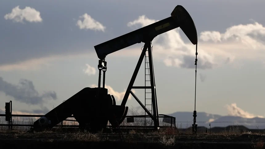 النفط يحافظ على مكاسبه الأسبوعية رغم تراجعه اليوم وبرميل برنت فوق 65 دولاراً