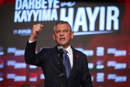 محكمة تركية ترفض دعوى للإطاحة بزعيم المعارضة أوزغور أوزال