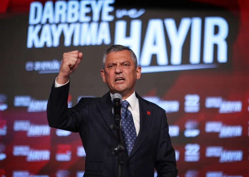 محكمة تركية ترفض دعوى للإطاحة بزعيم المعارضة أوزغور أوزال