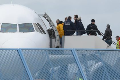 بينهم عراقيون.. ارتفاع وتيرة ترحيل المهاجرين منذ بداية العام في ألمانيا