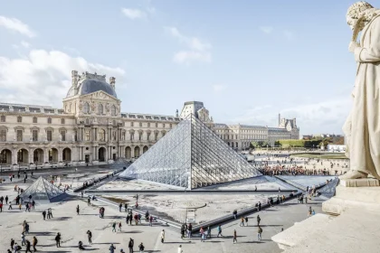 متحف اللوفر ينقل مجوهرات إلى بنك فرنسا تحت حراسة الشرطة بعد عملية السطو