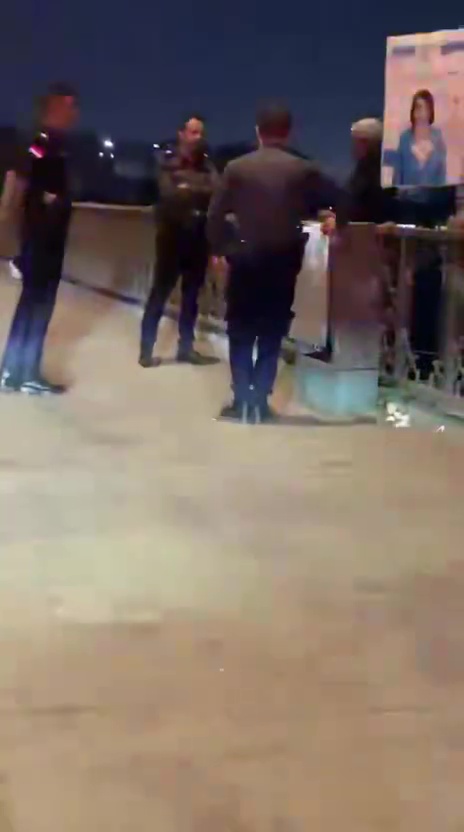 انقاذ رجل حاول الانتحار برمي نفسه من اعلى جسر السنك وسط بغداد.. فيديو
