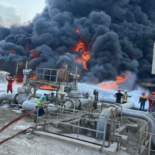 الدفاع المدني في البصرة: السيطرة على حريق اندلع نتيجة انفجار أحد التوربينات بموقع البرجسية النفطي