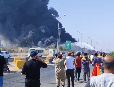 النفط تعلن وفاة موظف وإصابة 4 آخرين بحريق مستودع (زبير 1)