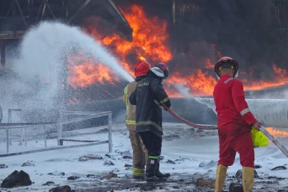 وزارة النفط تعلن اخماد حريق مستودع الزبير في البصرة