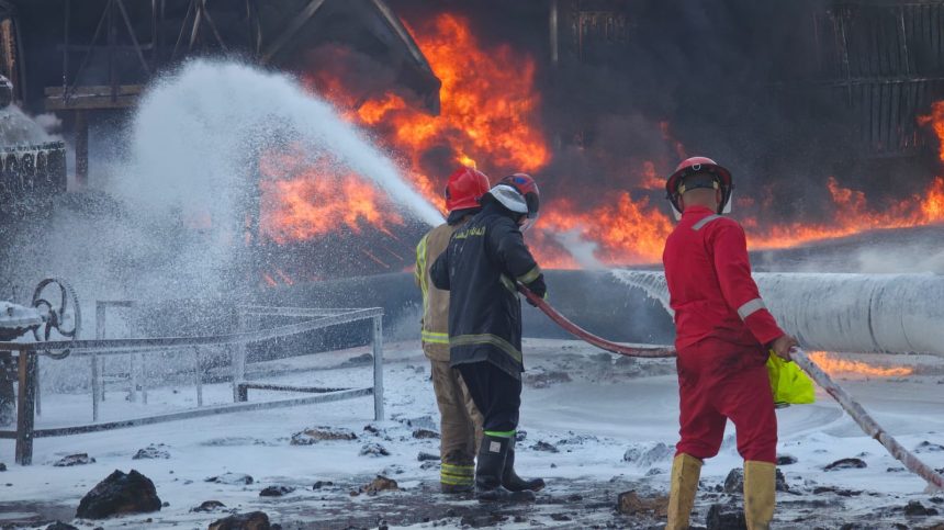 وزارة النفط تعلن اخماد حريق مستودع الزبير في البصرة