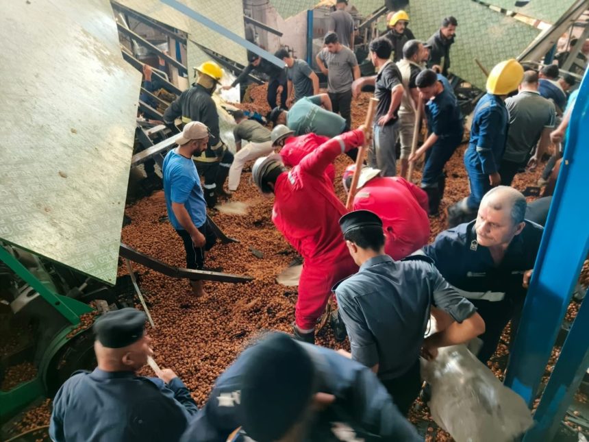 الدفاع المدني تنقذ أربعة عمال من انهيار مخزن للتمور في كربلاء