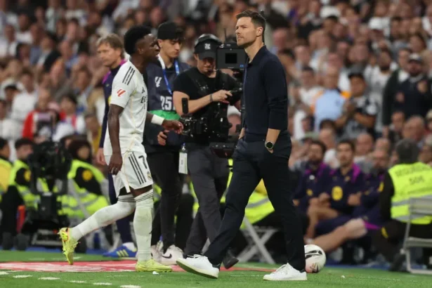 خلاف فينيسيوس وألونسو على شفا نقطة اللاعودة وقد يعجل برحيل نجم السامبا عن ريال مدريد