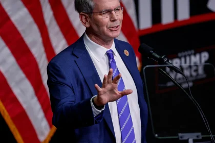 وزير الخزانة الأمريكي يحذر من تداعيات اقتصادية متزايدة بسبب إغلاق الحكومة