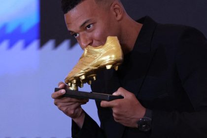 مبابي يتسلم الحذاء الذهبي ويتمنى الاحتفاظ به في 2026