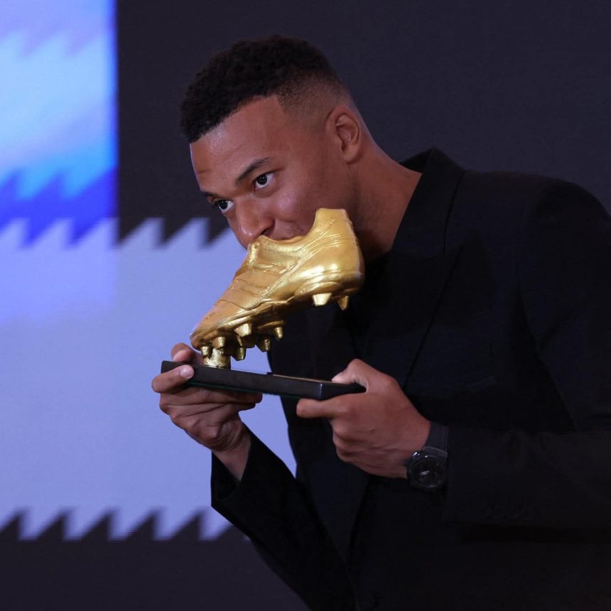 مبابي يتسلم الحذاء الذهبي ويتمنى الاحتفاظ به في 2026