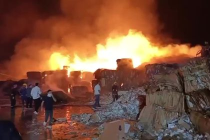 بالفيديو.. حريق ضخم في معمل "كرتون" بمنطقة دارمان شمالي كركوك