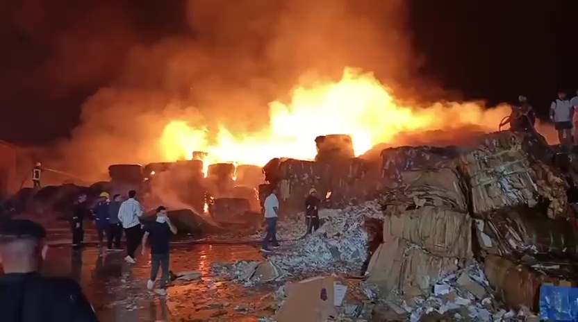 بالفيديو.. حريق ضخم في معمل "كرتون" بمنطقة دارمان شمالي كركوك