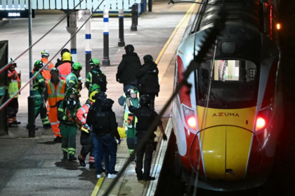 تطورات حادث الطعن الجماعي في القطار.. الشرطة البريطانية تعتقل رجلين وتؤكد: الهجوم ليس إرهابيا