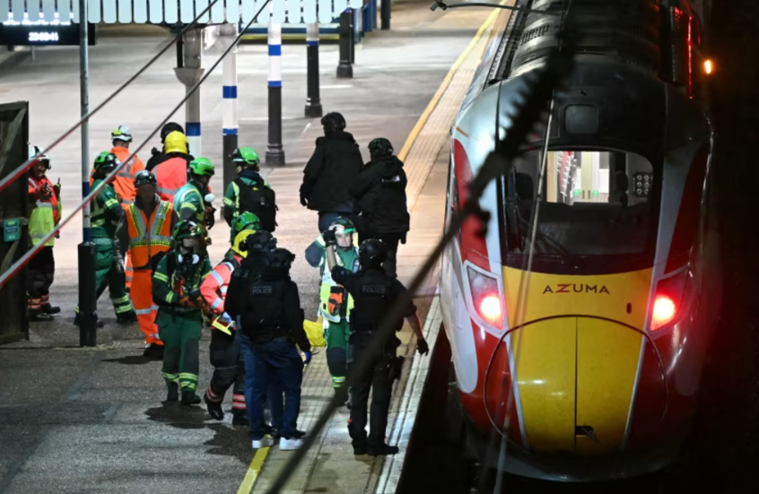تطورات حادث الطعن الجماعي في القطار.. الشرطة البريطانية تعتقل رجلين وتؤكد: الهجوم ليس إرهابيا