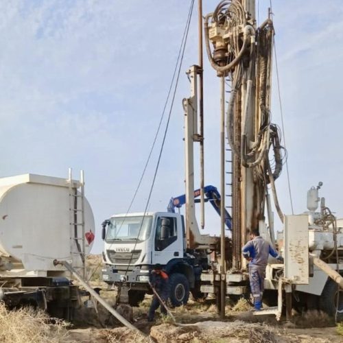 بالصور.. تنفيذ حملة لحفر الآبار في قرية "البغيلات" بمحافظة ميسان بسبب الجفاف