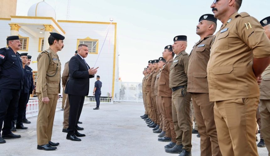 وزير الداخلية يؤكد ضرورة توفير الأجواء المناسبة للمراجعين في جميع مراكز الشرطة