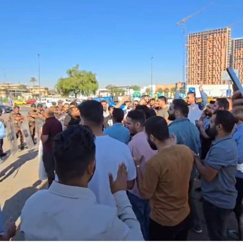 بالصور.. فاحصو وزارة الدفاع فئة (399) يتظاهرون أمام مجلس الخدمة احتجاجاً على "المماطلة" بتعيينهم