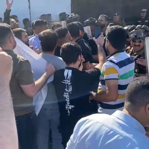 بالصور.. فاحصو وزارة الدفاع فئة (399) يتظاهرون أمام مجلس الخدمة احتجاجاً على "المماطلة" بتعيينهم