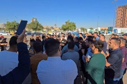 بالصور.. فاحصو وزارة الدفاع فئة (399) يتظاهرون أمام مجلس الخدمة احتجاجاً على "المماطلة" بتعيينهم