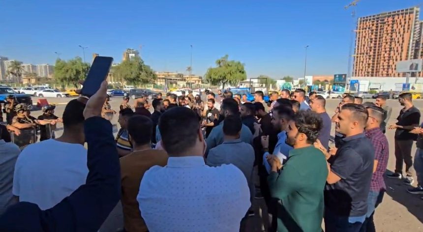 بالصور.. فاحصو وزارة الدفاع فئة (399) يتظاهرون أمام مجلس الخدمة احتجاجاً على "المماطلة" بتعيينهم