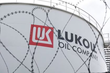 رويترز: العراق يمنع تحميل شحنات نفط من من شركة "لوك أويل" الروسية بسبب العقوبات