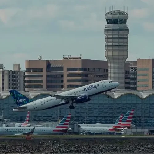 إدارة الطيران الأمريكية: وقف عمليات الإقلاع بمطار "رونالد ريغان" في واشنطن لأسباب أمنية