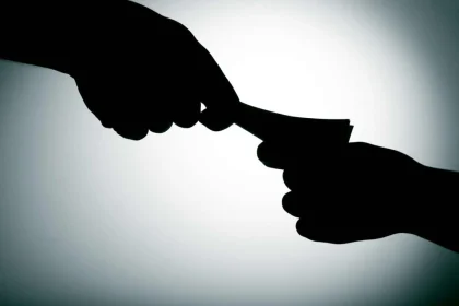 النزاهـة تطيح بمسـؤولين اثنـين في بلديـة الناصريــة بقضايا تلقي رشوة والاستيلاء على المال العام