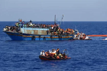 غارات جوية تستهدف قوارب لتهريب المهاجرين في ميناء ليبي