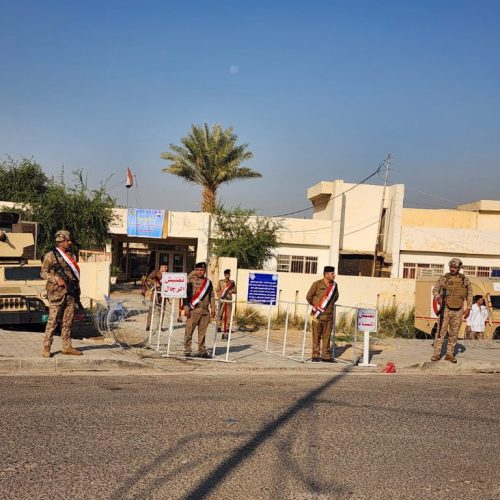 بسبب بعض الإساءات.. رئيس أركان الجيش يوجه بسحب هواتف جميع المنتسبين المشاركين بتأمين المراكز الانتخابية