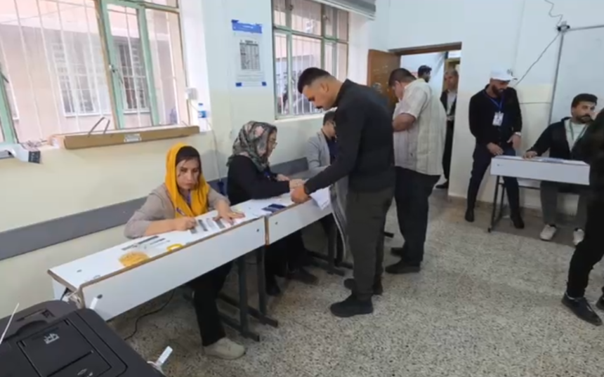 بالفيديو.. مراكز الاقتراع الخاص بإقليم كردستان تستقبل الناخبين للإدلاء بأصواتهم