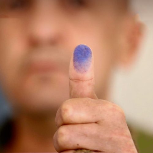 اغلاق صناديق الاقتراع بعد انتهاء التصويت الخاص للانتخابات البرلمانية