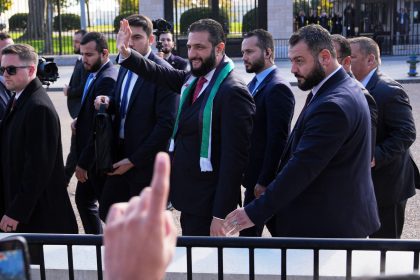 الرئيس السوري "أحمد الشرع" يغادر البيت الأبيض بعد انتهاء محادثاته مع نظيره الامريكي