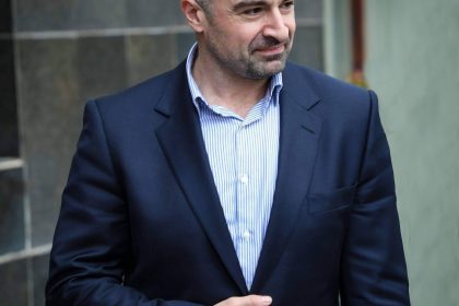 رئيس الاتحاد الوطني الكردستاني بافل طالباني يدلي بصوته في الانتخابات البرلمانية