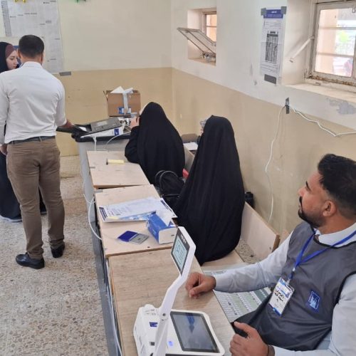 بالصور.. ازياد إقبال الناخبين على مراكز الاقتراع في مركز محافظة النجف