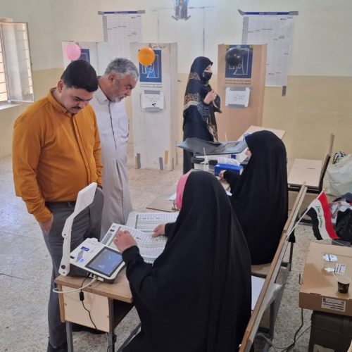 بالصور.. ازياد إقبال الناخبين على مراكز الاقتراع في مركز محافظة النجف